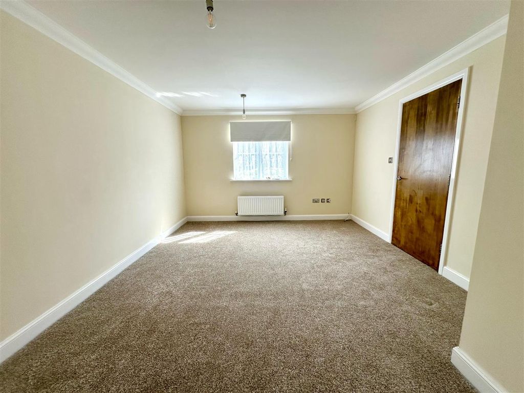 Property photo 2 of 10 d1Ab4d84-c8Ea-4691-B32c-585d0Aaa2Bd8.Jpg