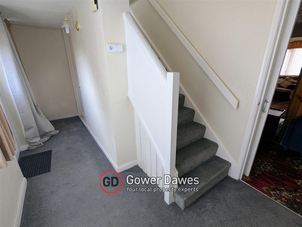 Property photo 2 of 16 Hallway