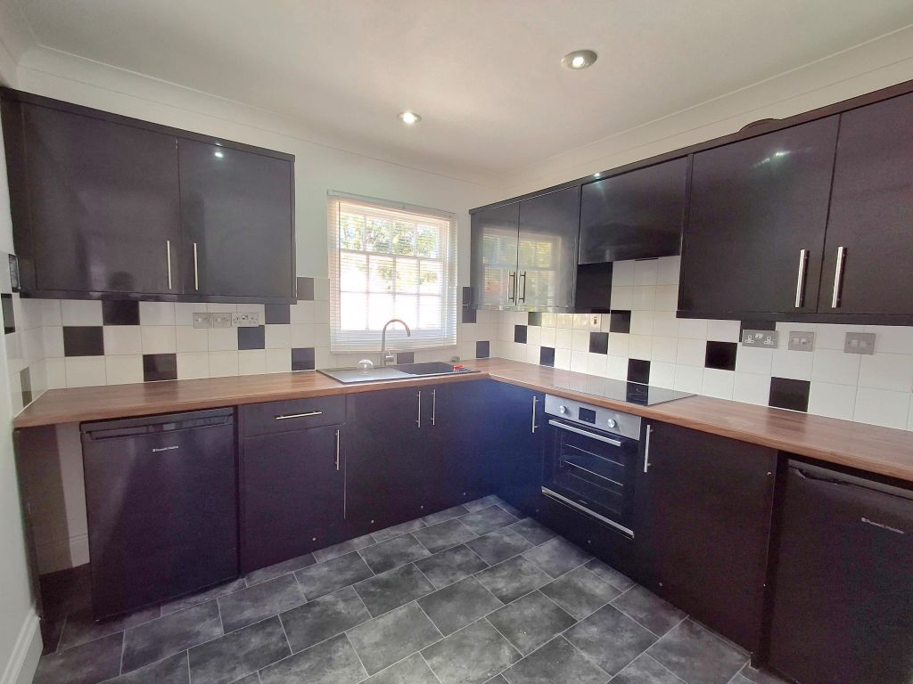 Property photo 1 of 8 Kitchen
