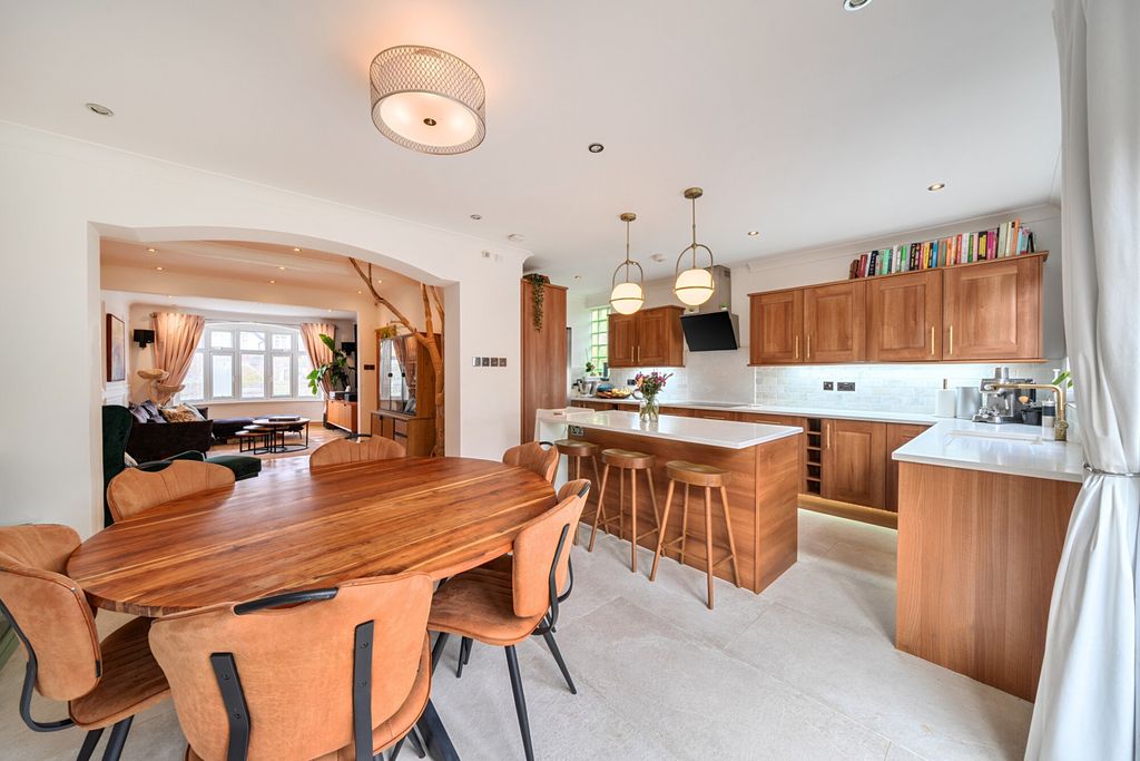 Property photo 2 of 19 1429257-18-69B7Fc...