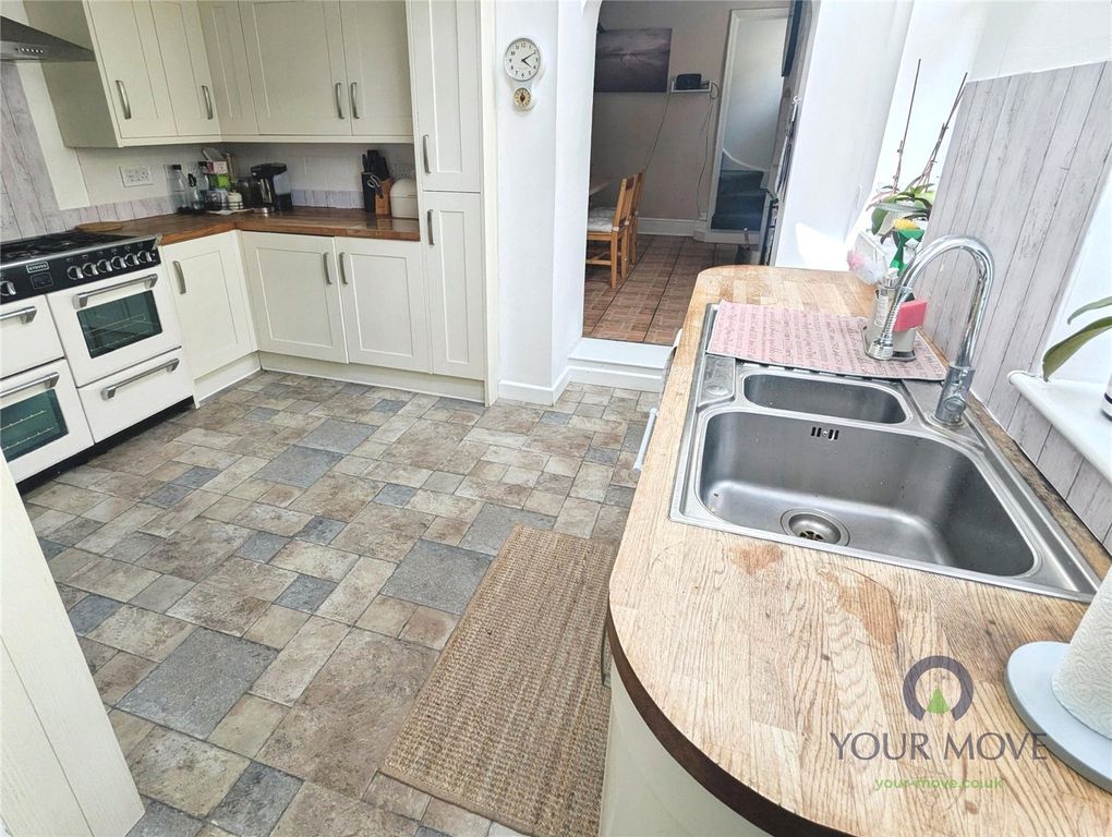 Property photo 3 of 19 Kitchen