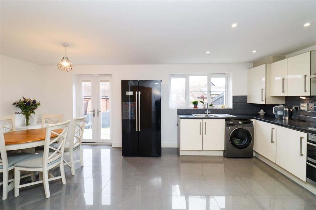 Property photo 2 of 18 Kitchen/Dining Room