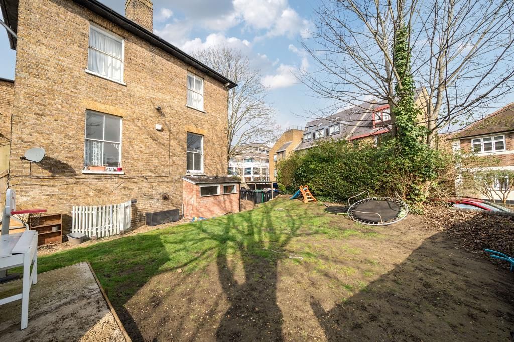 Property photo 3 of 13 Communal Gardens