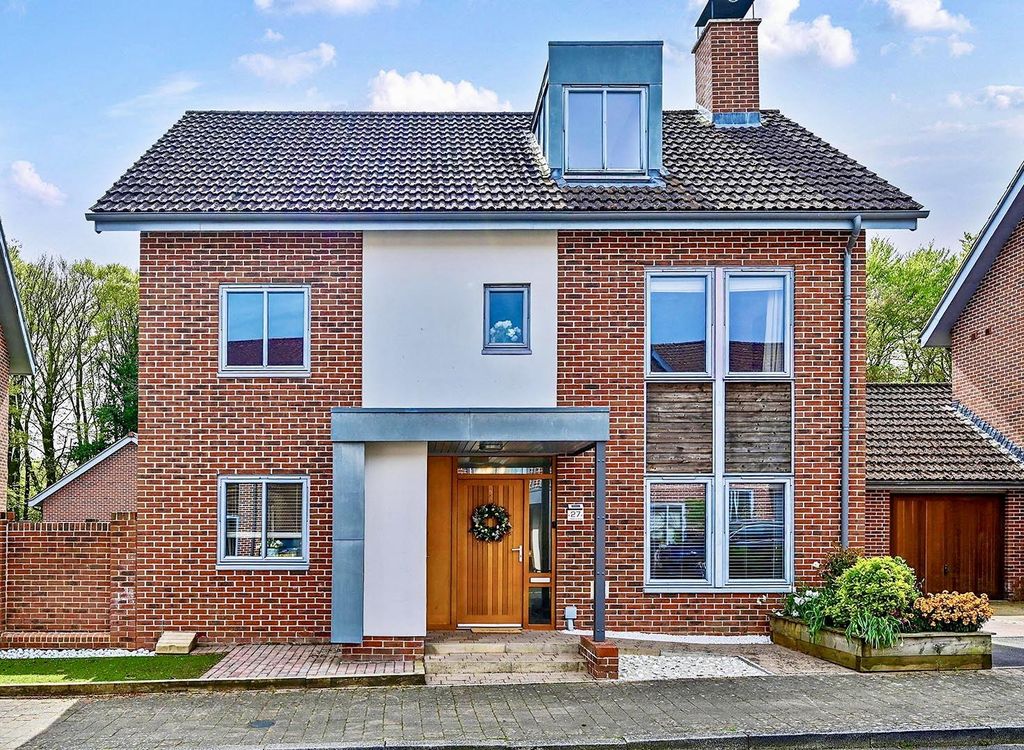 Property photo 1 of 26 Mailing Way