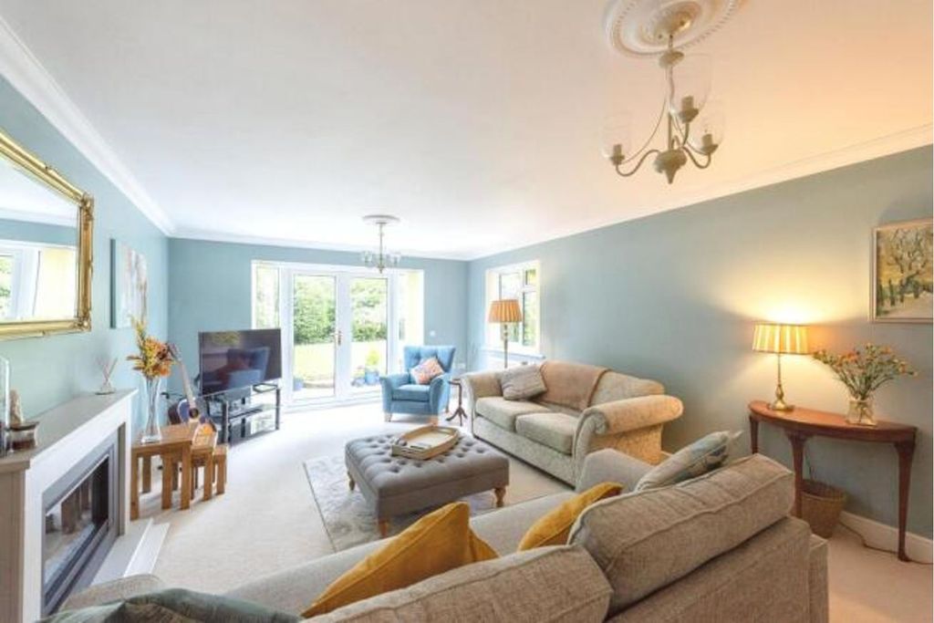 Property photo 2 of 14 Lounge