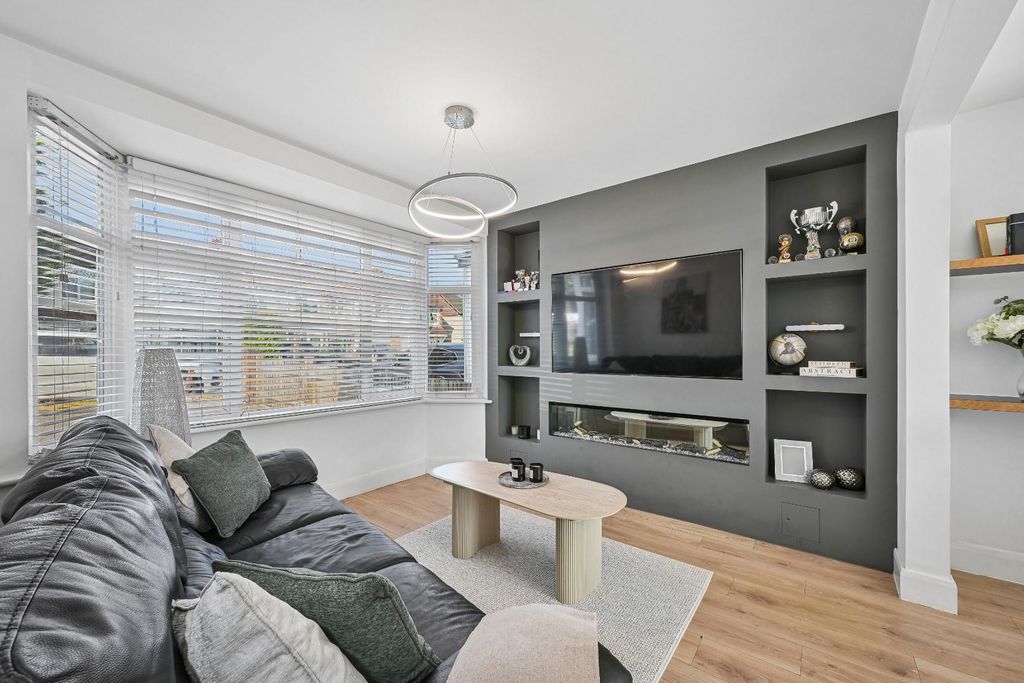 Property photo 2 of 14 Molesey Drive, -3.Jpg