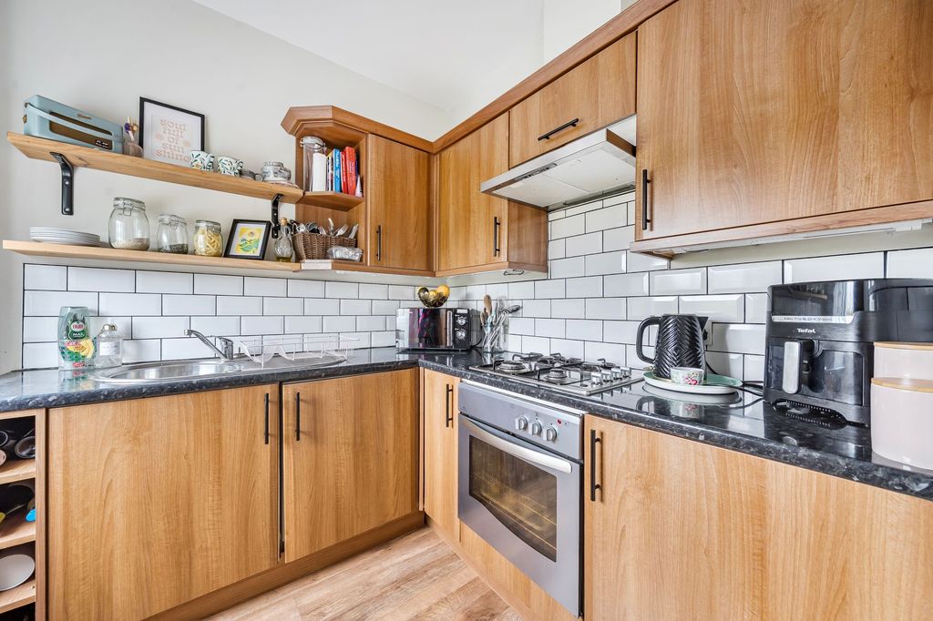 Property photo 3 of 21 Kitchen (1)