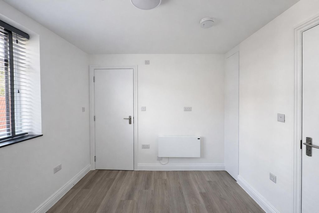 Property photo 2 of 5 Bedroom