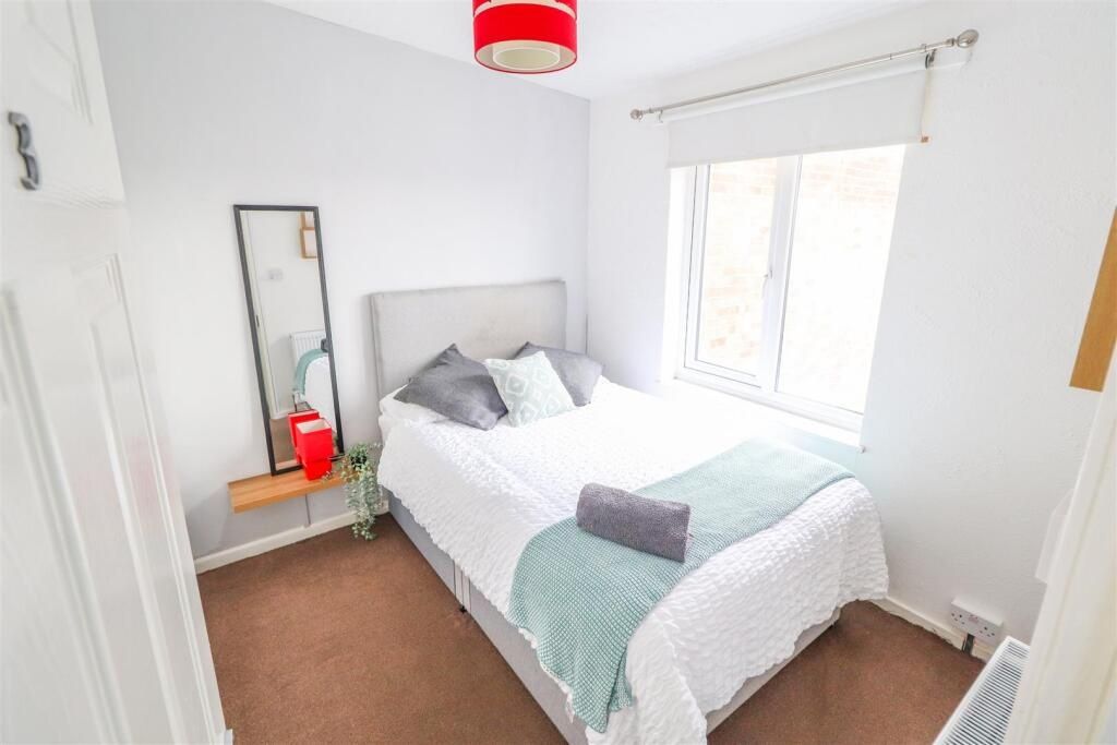 Property photo 1 of 6 Bright, Neatly Presented Double Bedroom With A Com...