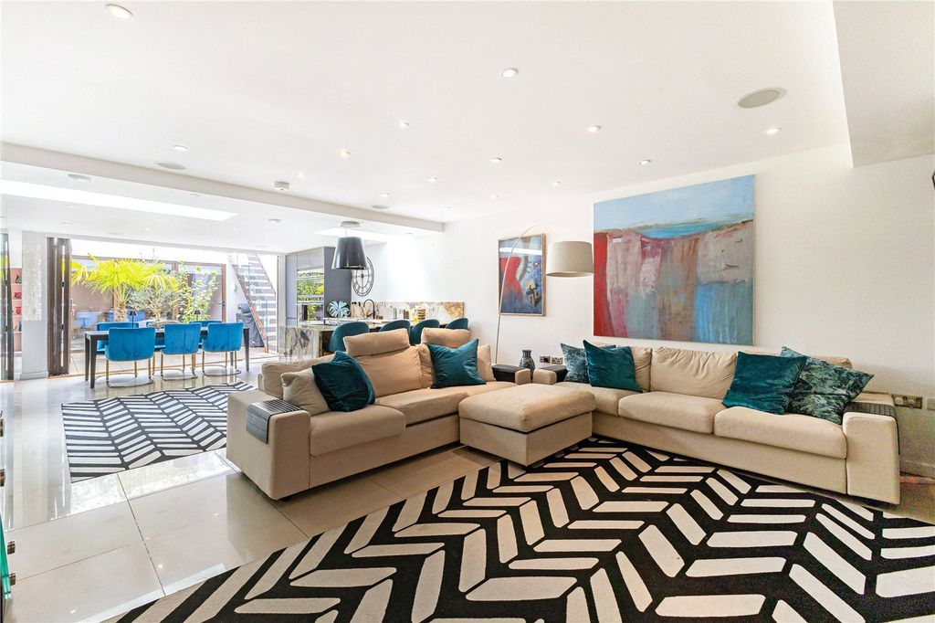 Property photo 2 of 37 Picture No. 21