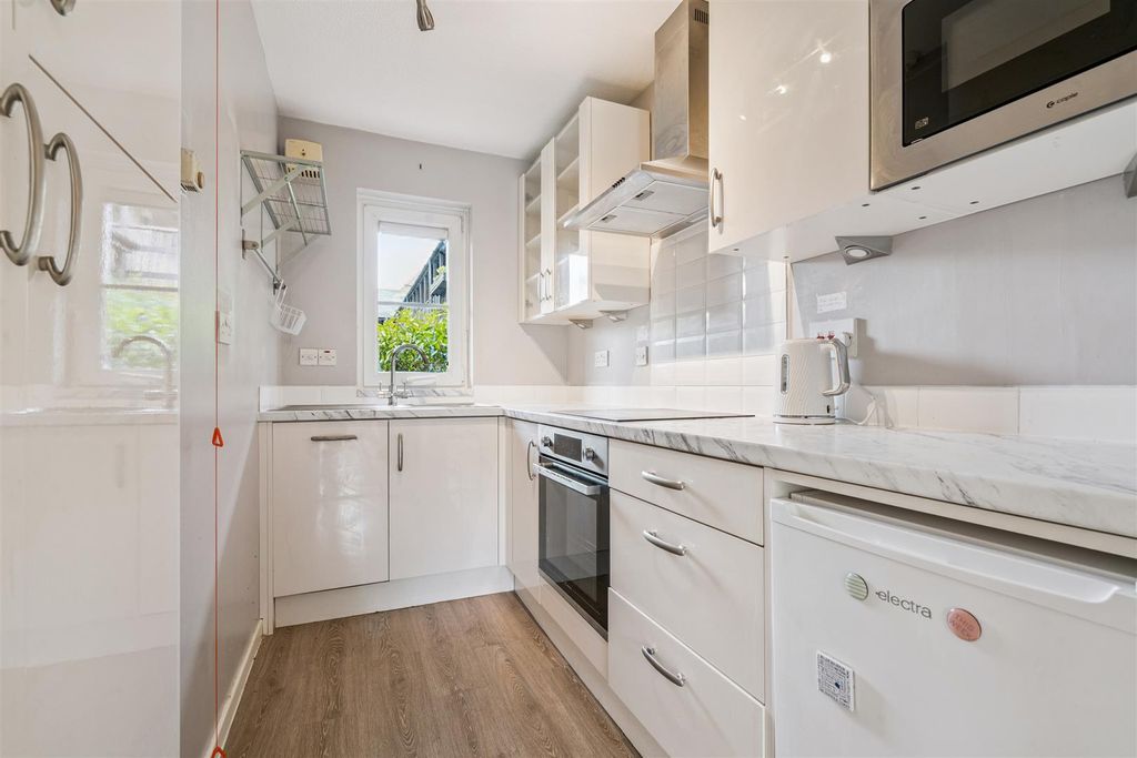 Property photo 2 of 9 Old School Close, Sw19 3Hy Kitchen