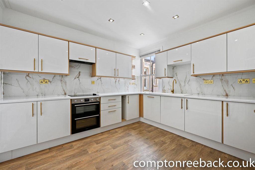 Property photo 3 of 10 Kitchen