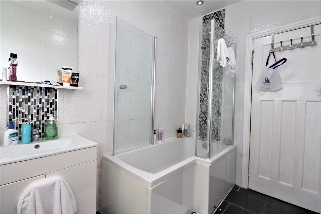 Property photo 1 of 14 Bathroom 1