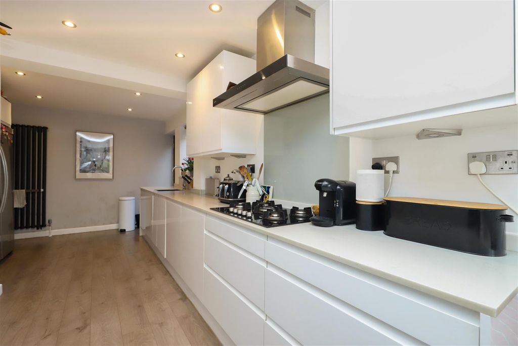 Property photo 3 of 18 Kitchen/Breakfast Room