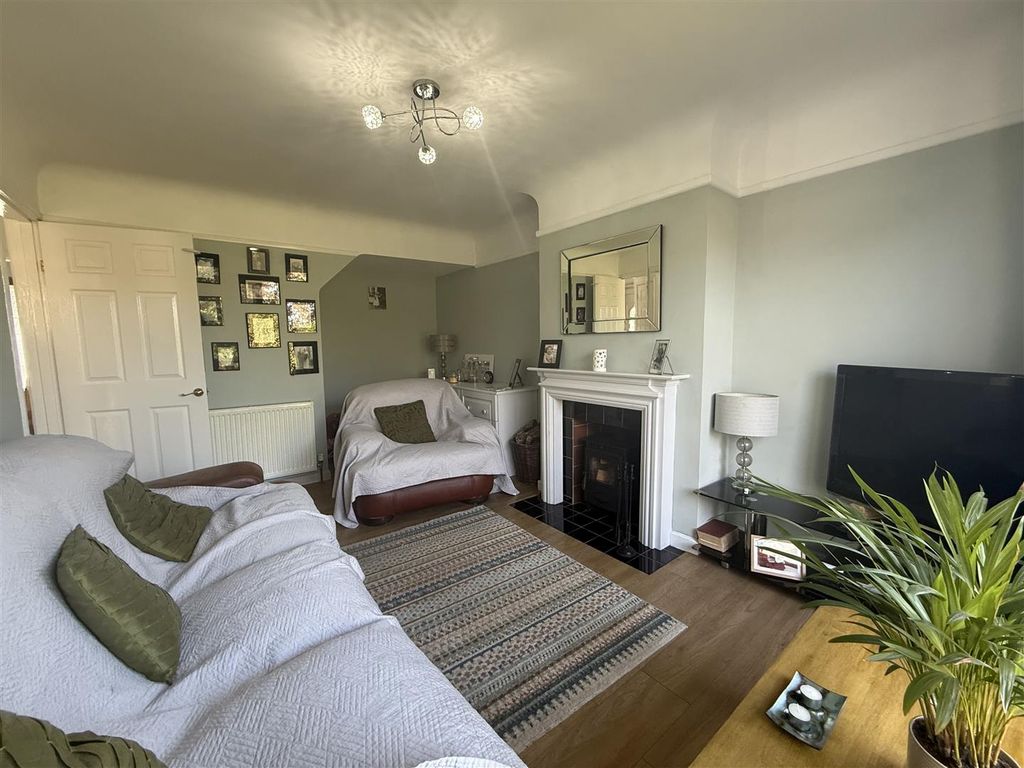 Property photo 2 of 17 Lounge