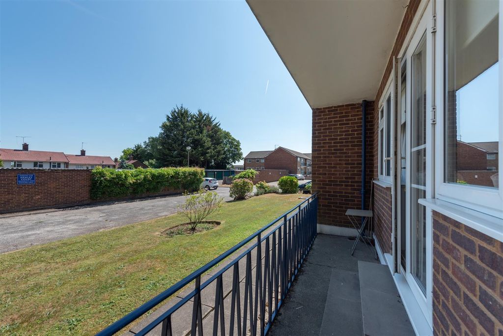 Property photo 2 of 13 Henley 6.Jpg