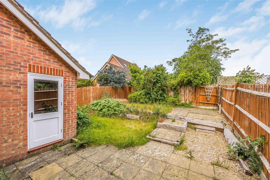 Property photo 2 of 11 7 Baxendale Road, Chichester-Small-Porticomarketin
