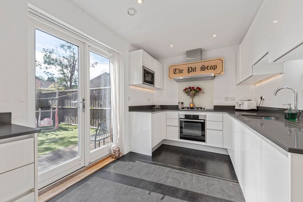 Property photo 3 of 37