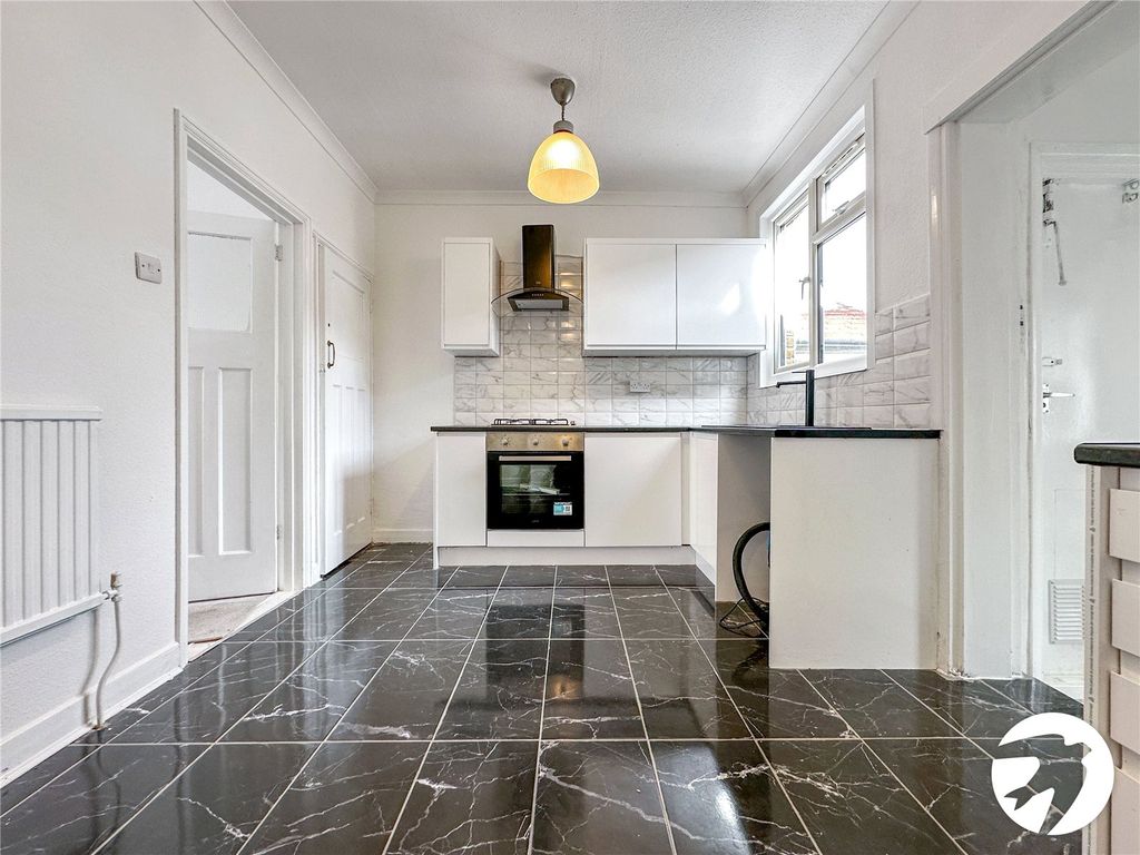 Property photo 3 of 10 Kitchen