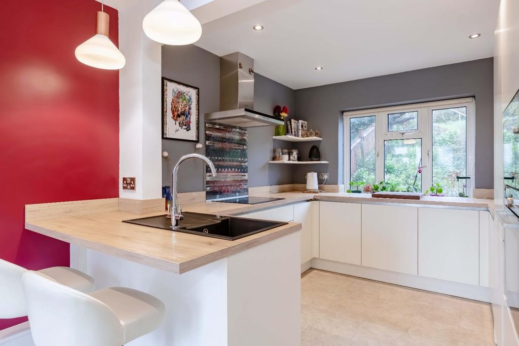 Property photo 3 of 20 Lyminster Ave_13.Jpg