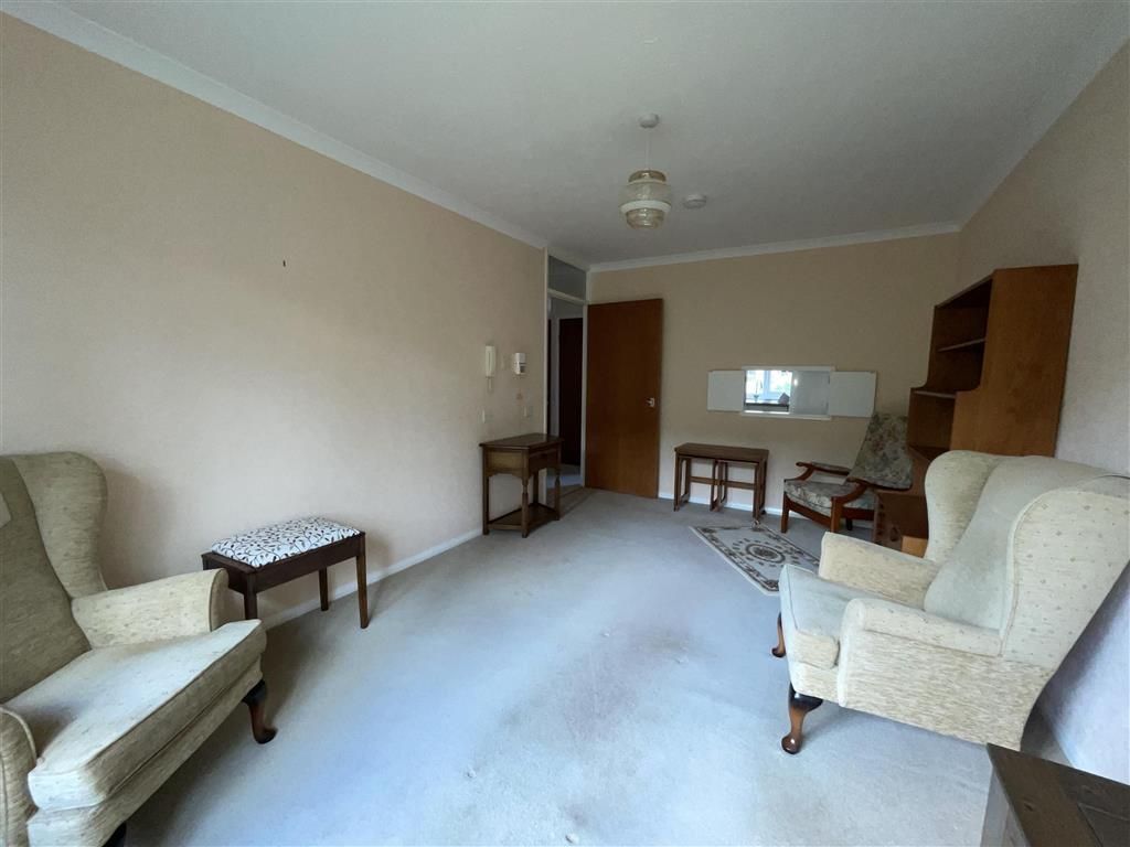 Property photo 3 of 11 Living Room