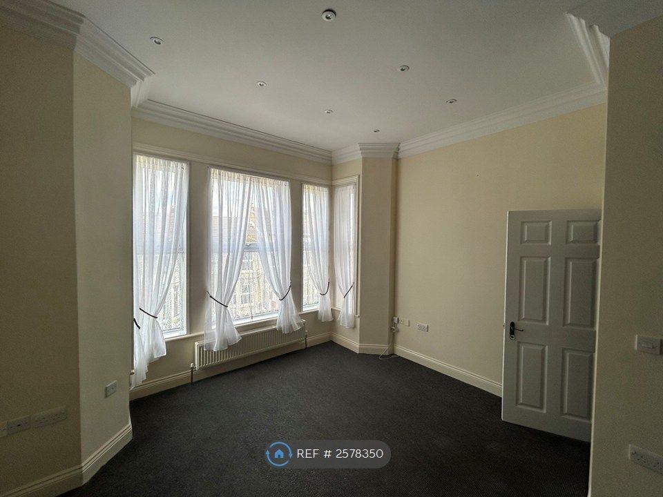Property photo 3 of 6 Lounge