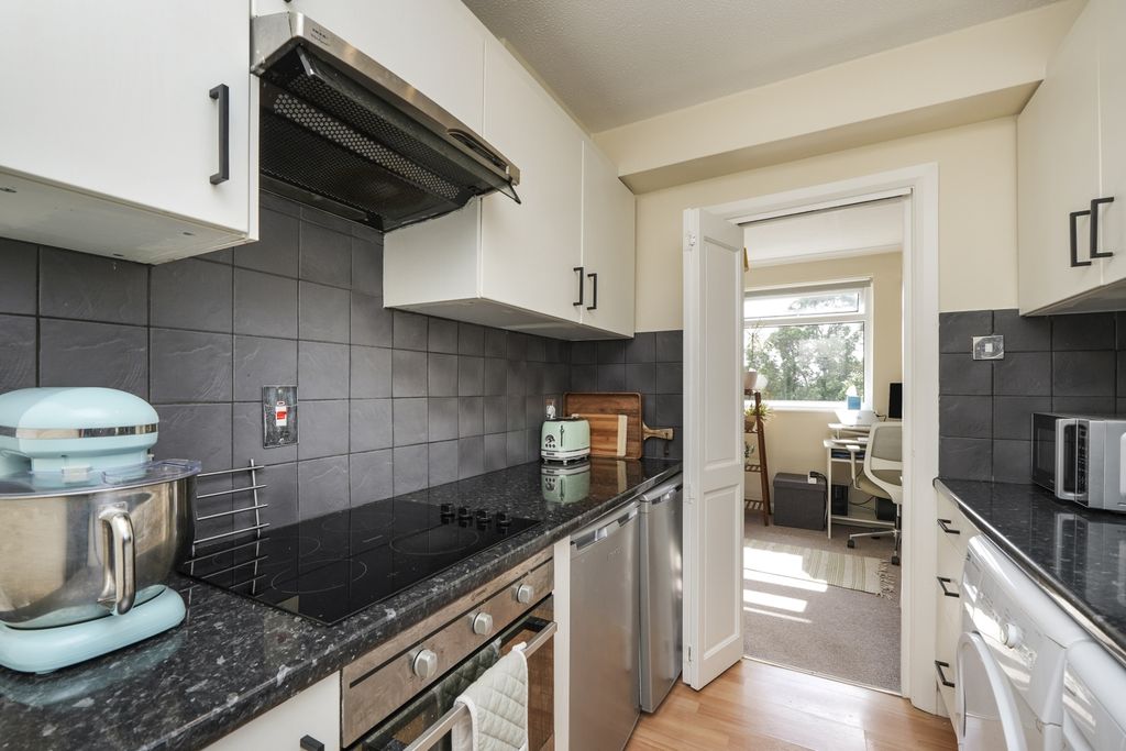 Property photo 3 of 14 Kitchen 3