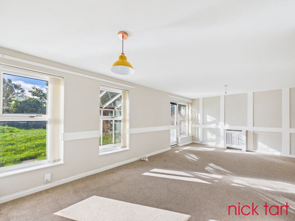Property photo 3 of 13 Cam02849G0-Pr0201-Still006