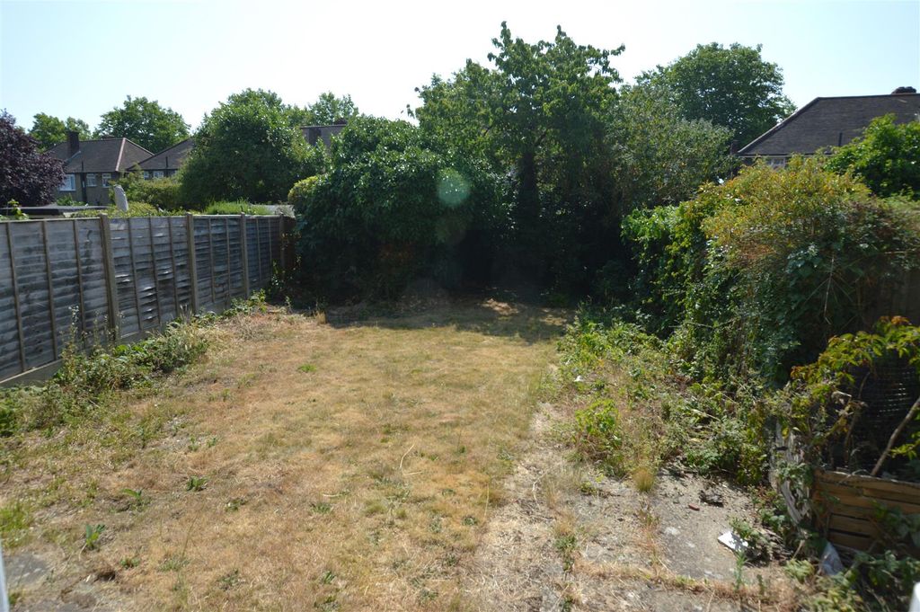 Property photo 3 of 11 50 Pauline Crescent Gdn.Jpg