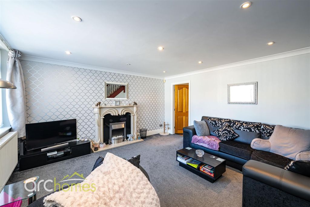 Property photo 2 of 27 Chanters-3.Jpg