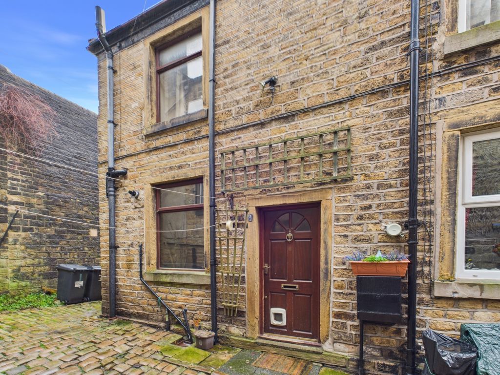 Property photo 2 of 13 Cam03729G0-Pr0210-Still017