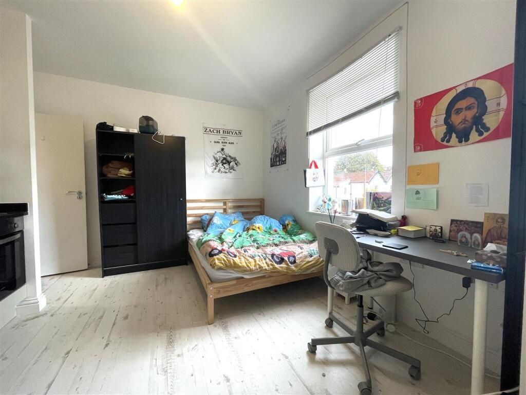 Property photo 1 of 4 Bright Double Bedroom With A Large Window, Simple ...