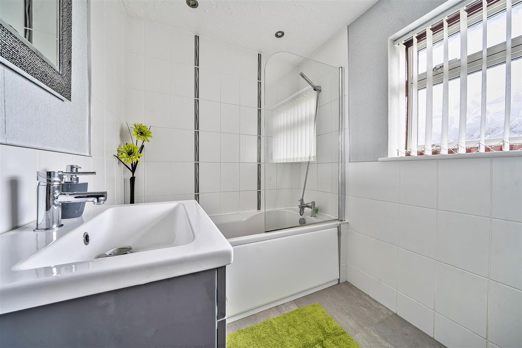 Property photo 3 of 20 Bathroom