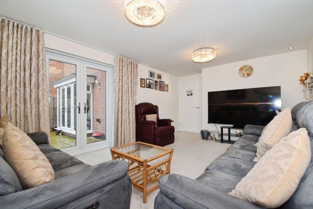 Property photo 3 of 17 Lounge