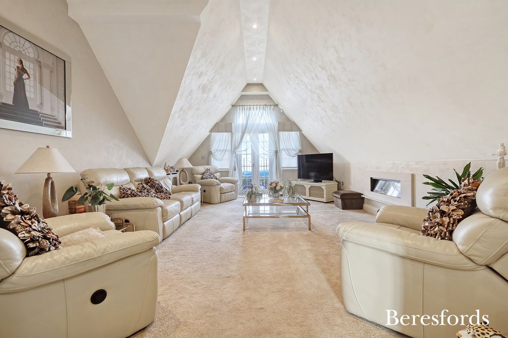 Property photo 1 of 18 Lounge View 1