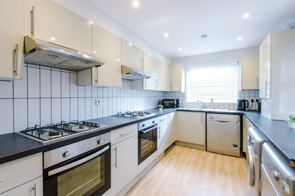Property photo 2 of 16 14Fr - Kitchen