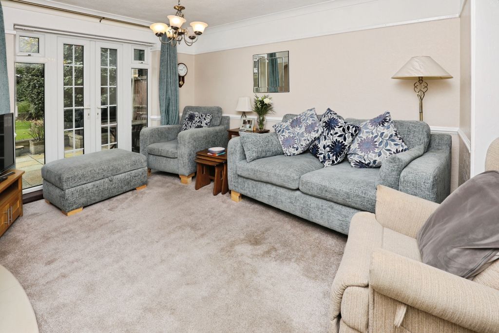 Property photo 2 of 15 Lounge