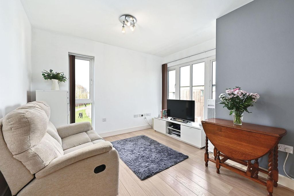 Property photo 3 of 9 Oxford Way