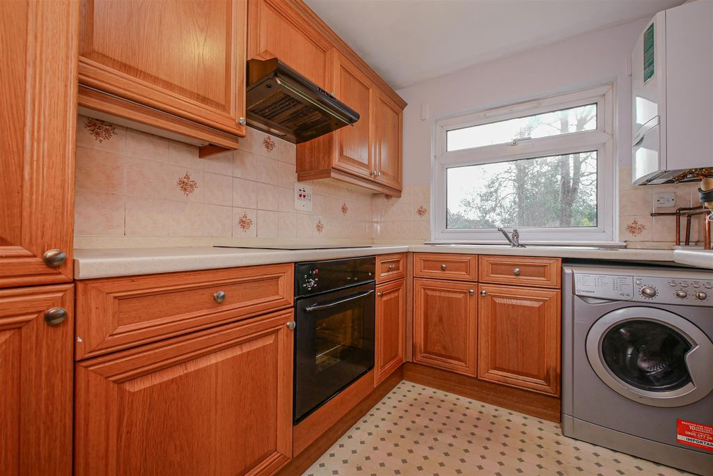 Property photo 3 of 10 Kitchen