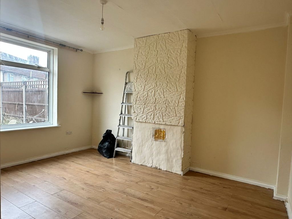 Property photo 1 of 14 Spacious 4-Bedroom House In Goring Gardens, Dagenham Rm8