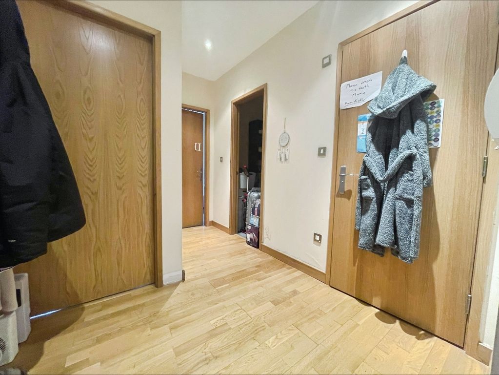 Property photo 2 of 11 Hallway