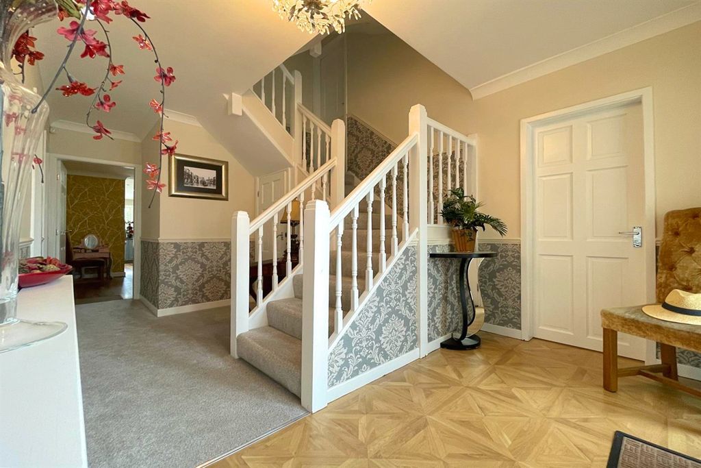 Property photo 2 of 43 Entrance Hall