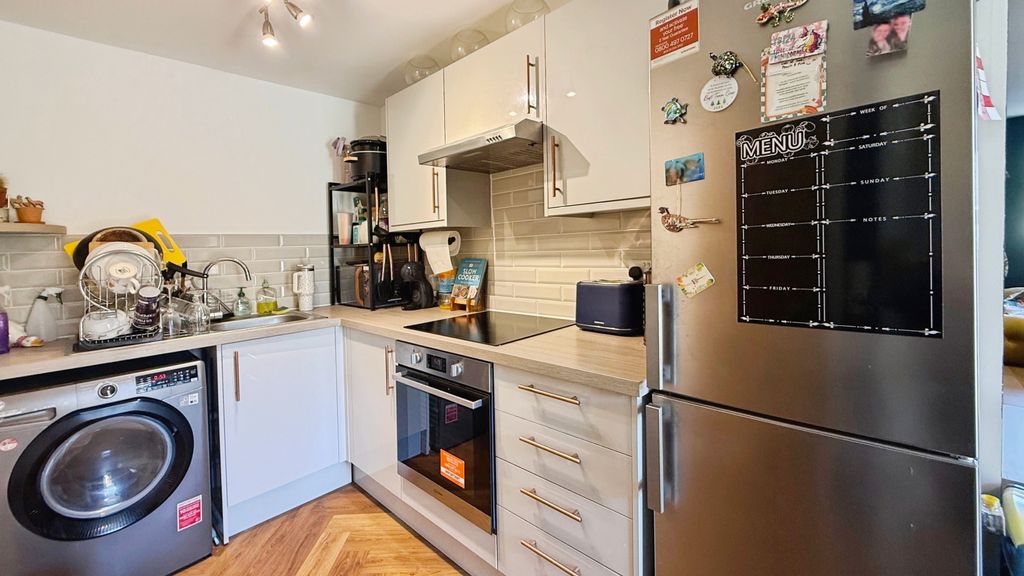 Property photo 3 of 11 Kitchen