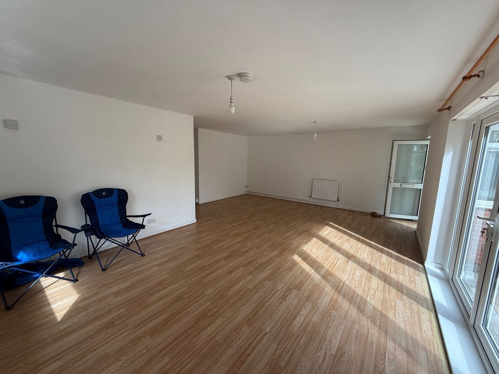 Property photo 2 of 9 Lounge