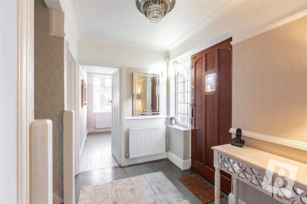 Property photo 3 of 18 Entrance Hall