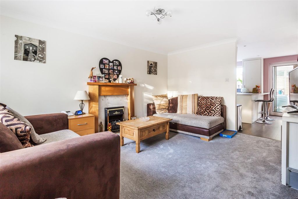 Property photo 2 of 16 20-Aquila-Close-10.Jpg