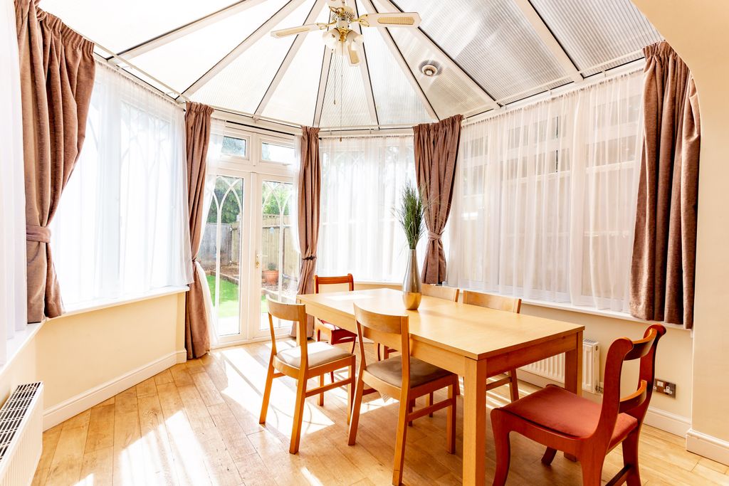 Property photo 2 of 13 Conservatory 1