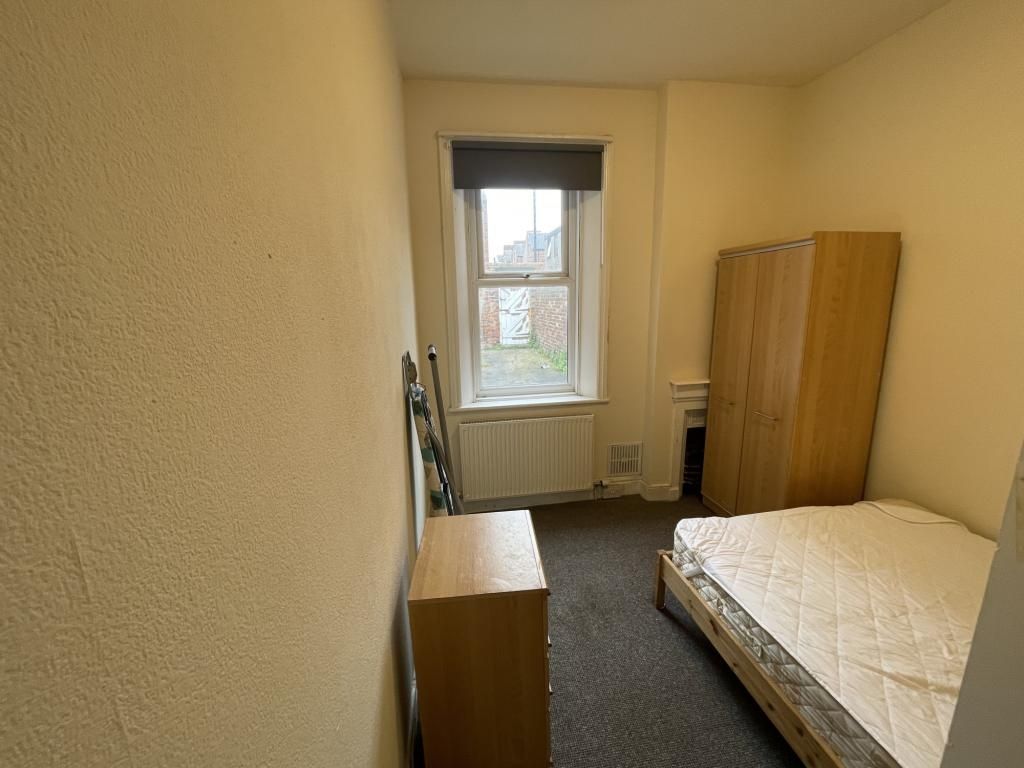 Property photo 2 of 6 This Cozy Double Bedroom Features A Spacious Layou...