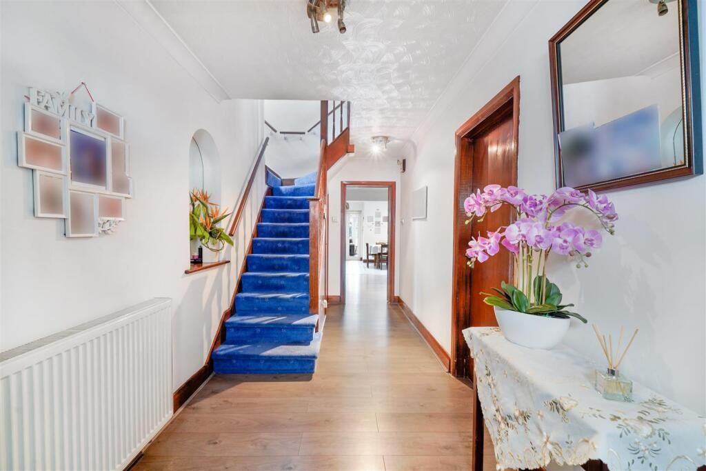 Property photo 1 of 12 Detached Family Home