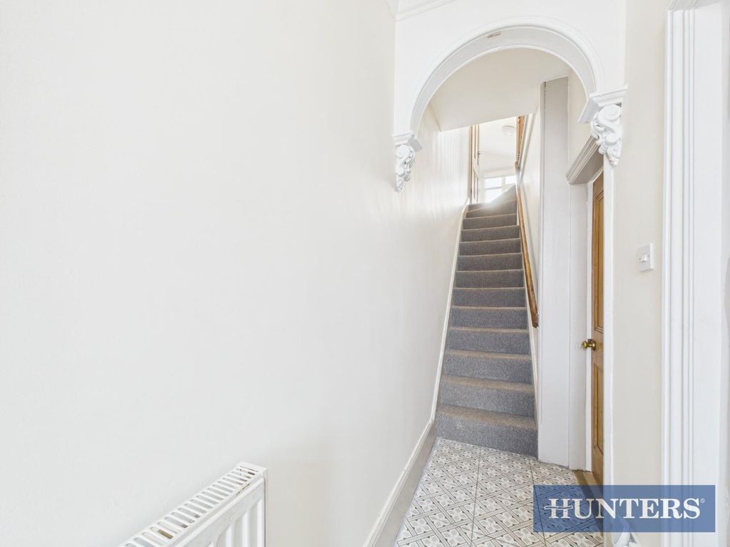 Property photo 2 of 18 Entrance Hall